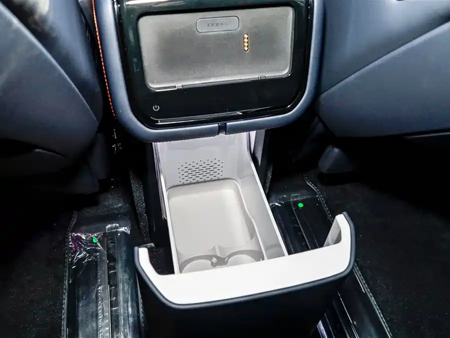 900x675_0_q87_c42_autohomecar__ChxpVWmw4OeATf5FAAFp6ALKzvc401.jpg.webp Used Zeekr 9X 2025 Yao Black Edition 70kWh