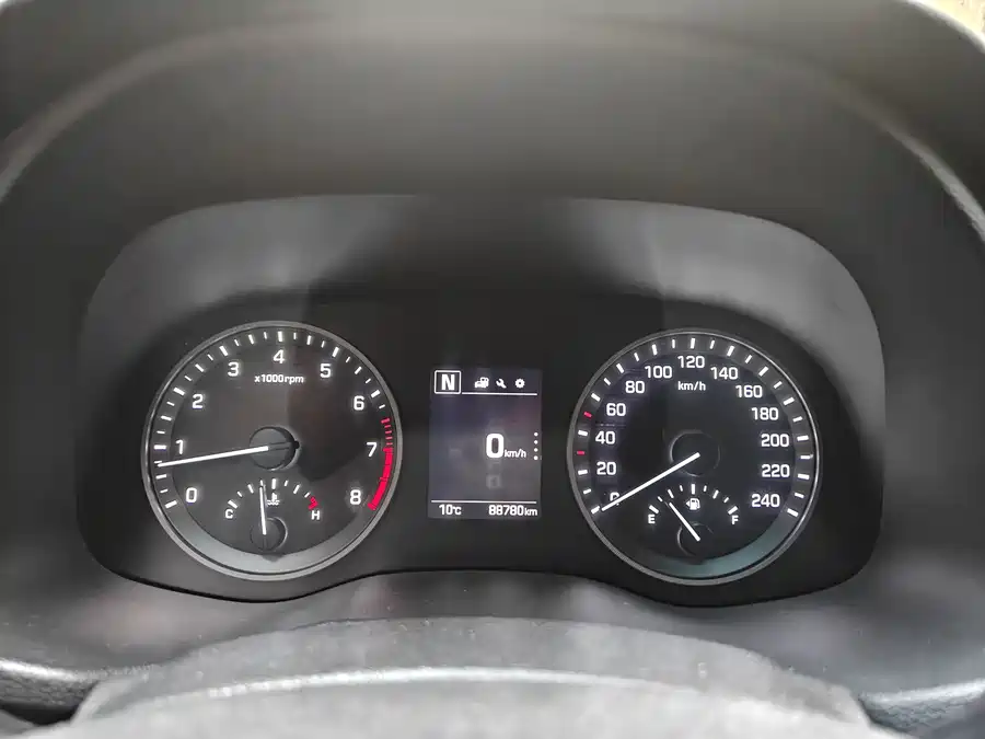 900x675_0_q87_c42_autohomecar__ChxpVWmwJy-AULLaAAKqDcArbwE500.jpg.webp Used Hyundai Tucson 2015 1.6T dual-clutch two-wheel drive intelligent model