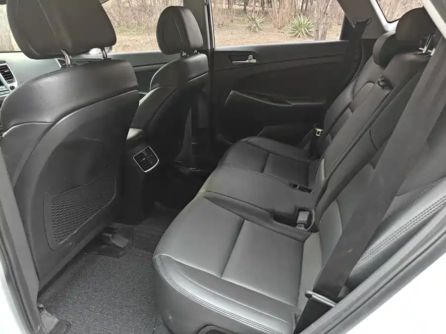 900x675_0_q87_c42_autohomecar__ChxpVWmwJyWAAs90AAT7YXk3M0I826.jpg.webp Used Hyundai Tucson 2015 1.6T dual-clutch two-wheel drive intelligent model