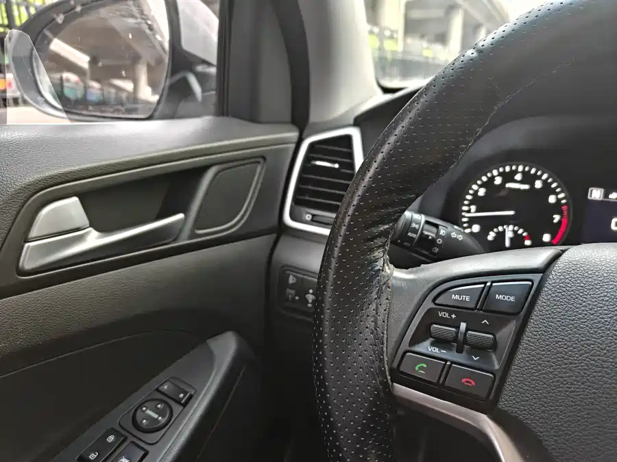 900x675_0_q87_c42_autohomecar__ChxpVWmwJzCAE11NAAV_4MTacKI525.jpg.webp Used Hyundai Tucson 2015 1.6T dual-clutch two-wheel drive intelligent model