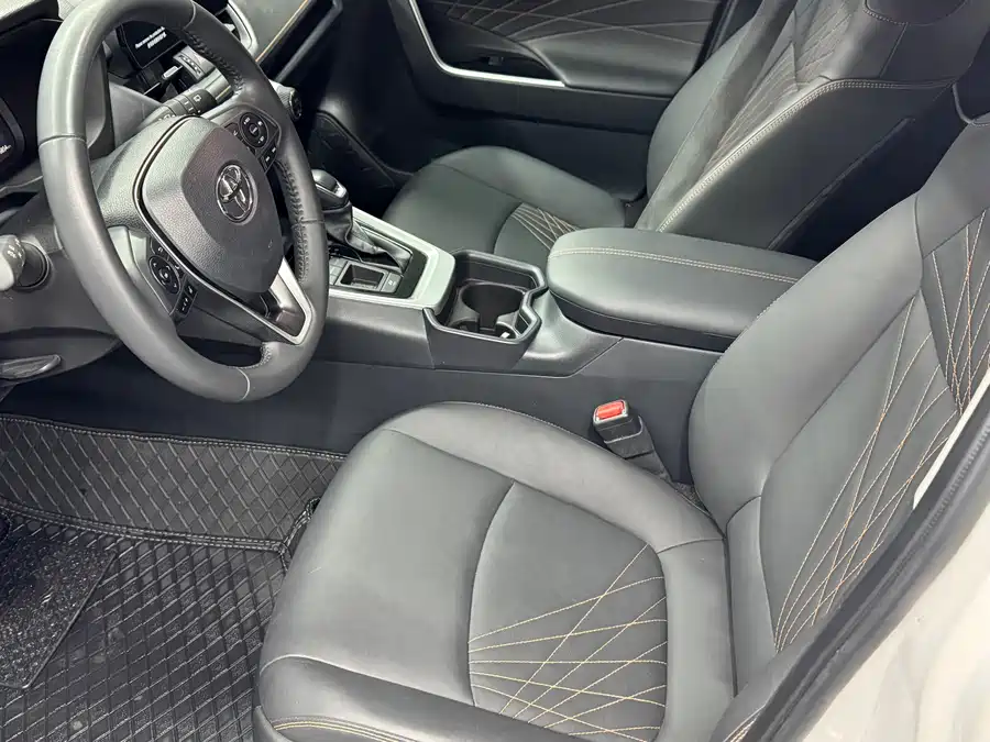 900x675_0_q87_c42_autohomecar__ChxpVWmwvb6AcKcBAAn6BkPxIts369.jpg.webp Used Toyota RAV4 Rongfang 2024 Dual Engine 2.5L E-CVT Two-wheel Drive Elite Plus Edition