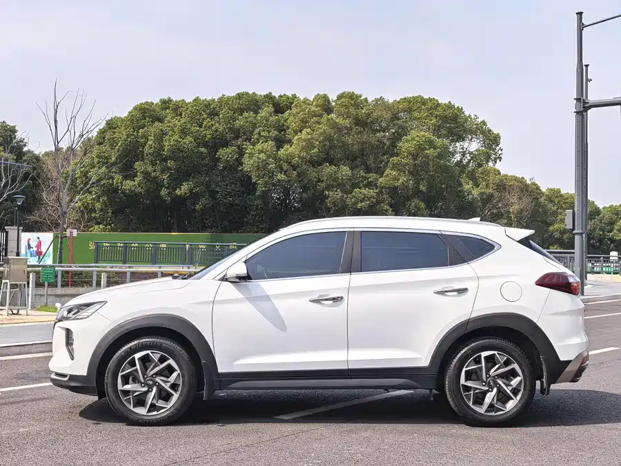 900x675_0_q87_c42_autohomecar__ChxpVWmxEtGAN8RpAAmrIML8nrI785.jpg.webp Used Hyundai Tucson 2020 280TGDi 2WD GLS Smart Connected Edition National VI