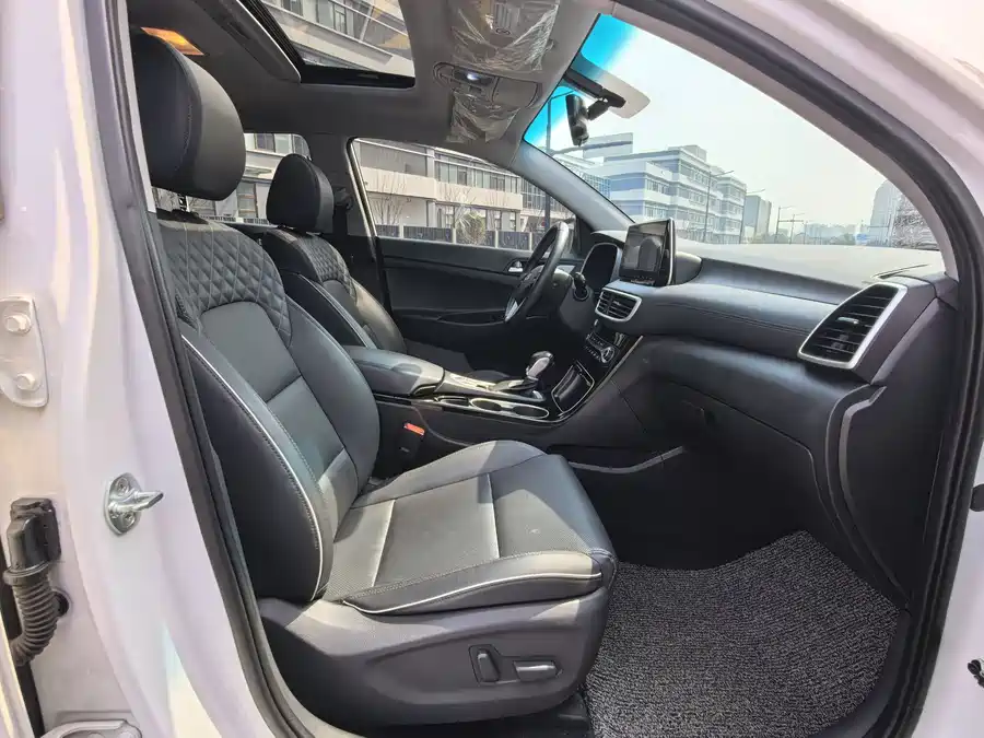 900x675_0_q87_c42_autohomecar__ChxpVWmxEtKAD_XIAAYHUpm9J3w771.jpg.webp Used Hyundai Tucson 2020 280TGDi 2WD GLS Smart Connected Edition National VI