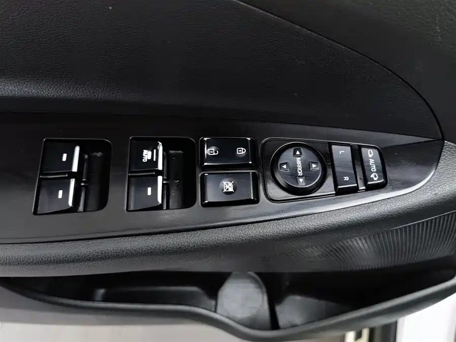 900x675_0_q87_c42_autohomecar__ChxpVWmz3deAR20QAAGrdfujiHk226.jpg.webp Used Hyundai Tucson 2019 280TGDi dual-clutch two-wheel drive fashion version National V