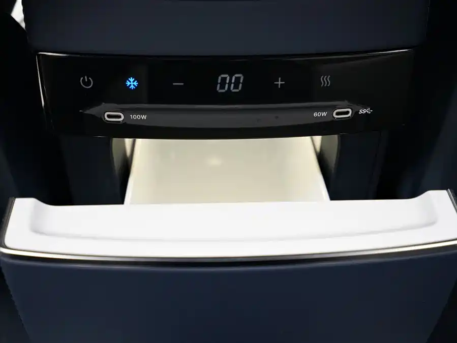 900x675_0_q87_c42_autohomecar__ChxpVmlGDlWAJLBwAACrzDYX4Lo447.jpg.webp Used Zeekr 009 2024 seven-seater aisle version 108kWh