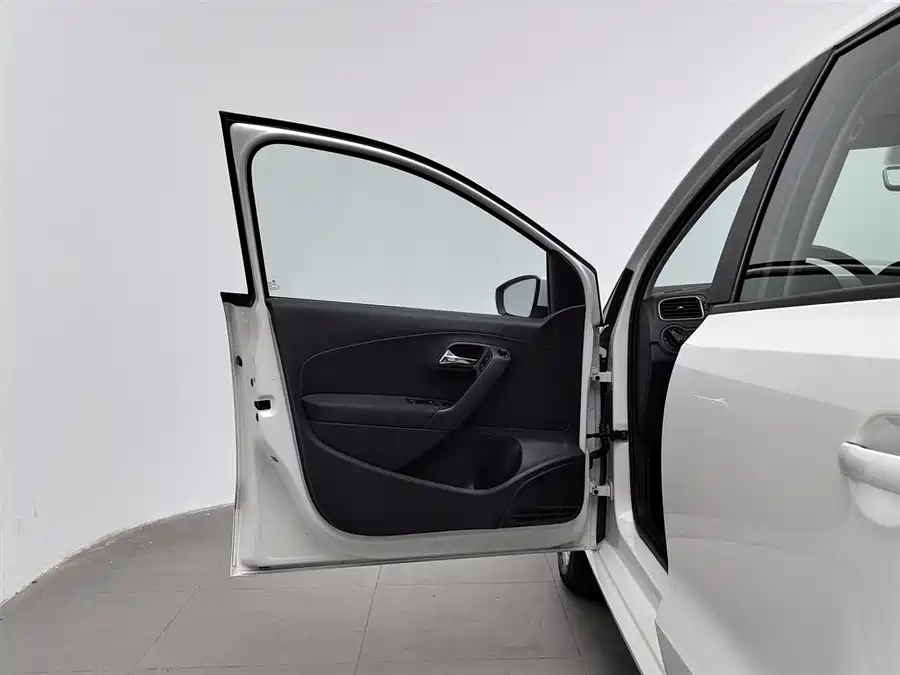 Used Volkswagen Polo 2016 1.6L automatic comfort model