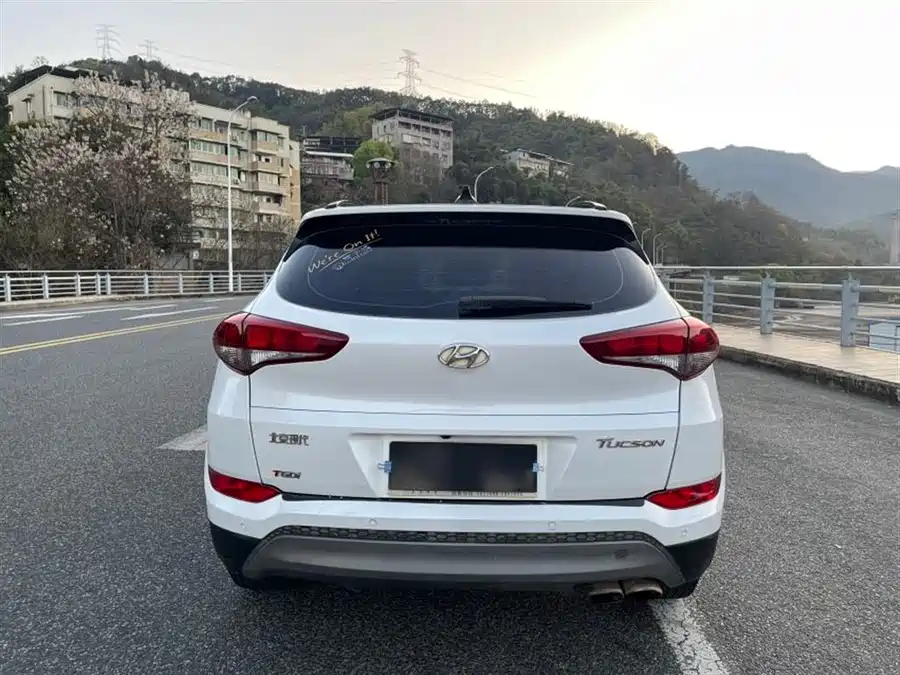 900x675_0_q87_c42_autohomecar__ChxpVmm1V9yATRbHAAJO3KZOEcc501.jpg.webp Used Hyundai Tucson 2018 1.6T dual-clutch two-wheel drive 15th anniversary special edition