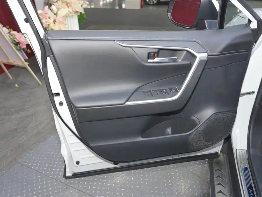Used Toyota RAV4 Rongfang 2022 2.0L CVT two-wheel drive fashion Plus version