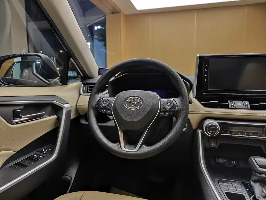 900x675_0_q87_c42_autohomecar__ChxpVmm40G2AaAioAARqhCuRrI8677.jpg.webp Used Toyota RAV4 Rongfang 2020 2.0L CVT two-wheel drive fashion version