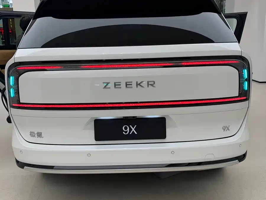 900x675_0_q87_c42_autohomecar__ChxpVmmATZyAVMi0AAcGhKYM1xE774.jpg.webp Used Zeekr 9X 2025 Hyper Edition 70kWh