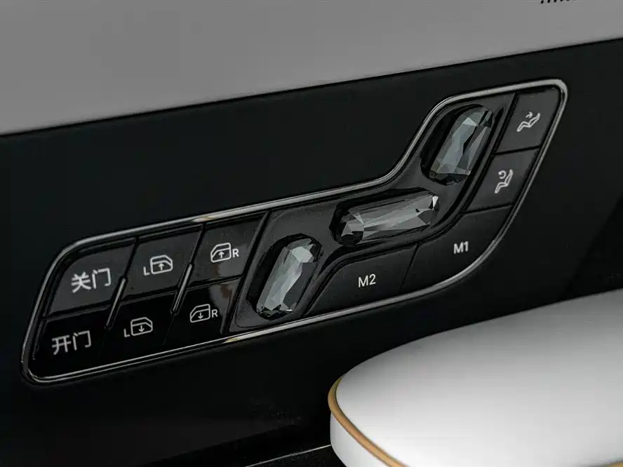 900x675_0_q87_c42_autohomecar__ChxpVmmFlFeAHxH0AAE12KWweSo117.jpg.webp Used Zeekr 009 2024 Model Glory