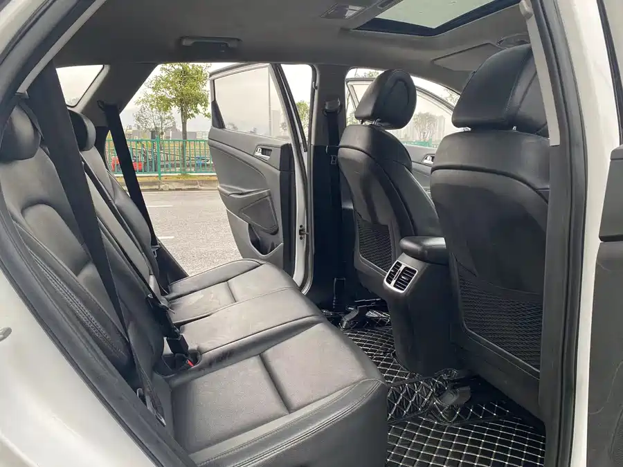 900x675_0_q87_c42_autohomecar__ChxpVmmHCVOAS1MeAAiIrxOdJJA396.jpg.webp Used Hyundai Tucson 2015 1.6T dual-clutch two-wheel drive intelligent model