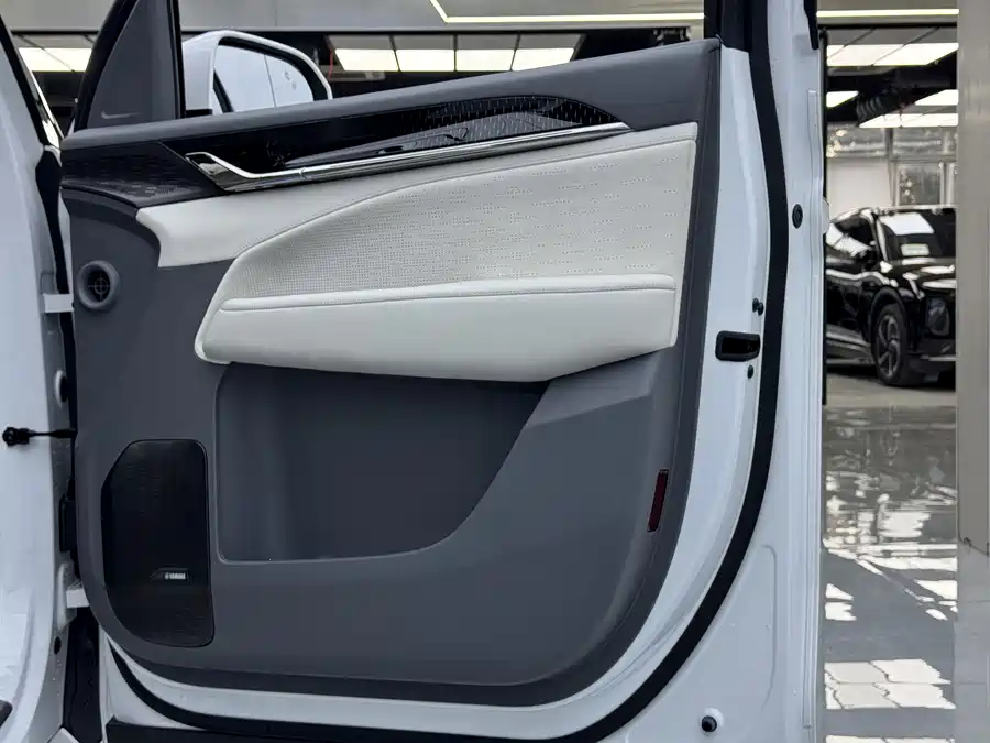 900x675_0_q87_c42_autohomecar__ChxpVmmJRtmAFM1bAAREj53sAgM437.jpg.webp Used Zeekr 009 2024 seven-seat aisle version four-wheel drive 108kWh