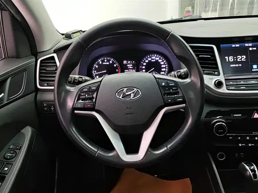 900x675_0_q87_c42_autohomecar__ChxpVmmhXH6AQzXrAAGwYTqyu7Y988.jpg.webp Used Hyundai Tucson 2015 1.6T dual-clutch two-wheel drive intelligent model
