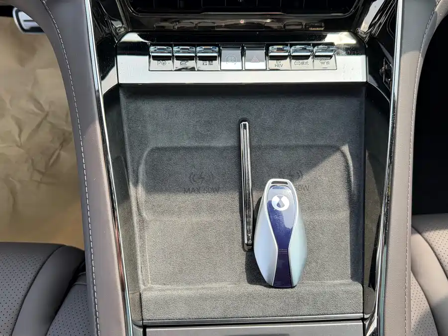 900x675_0_q87_c42_autohomecar__ChxpVmmuU2eAJ4jzAAvvVb00PCo641.jpg.webp Used Denza Z9 2024 1100km four-wheel drive Ultra version