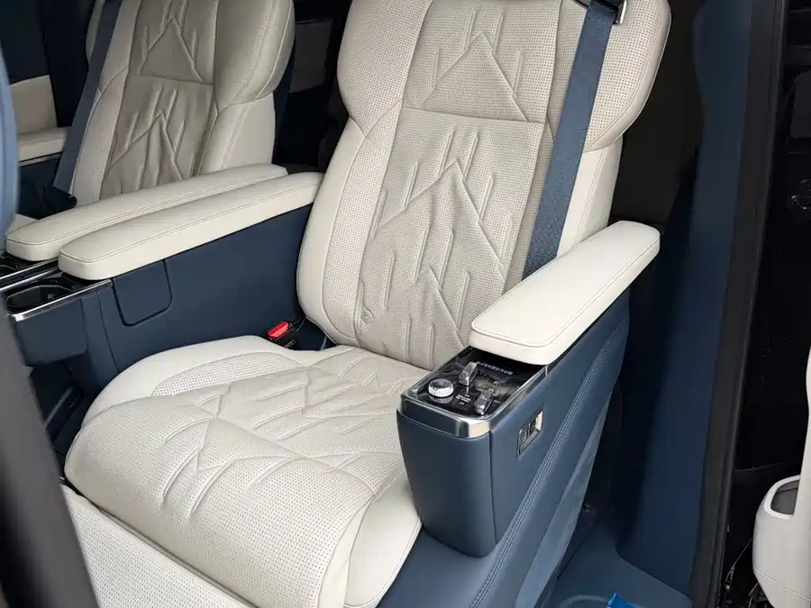 900x675_0_q87_c42_autohomecar__ChxpVmmuiVmAHS7sAAOJRib7B3o156.jpg.webp Used Zeekr 009 2024 six-seat executive version four-wheel drive 108kWh