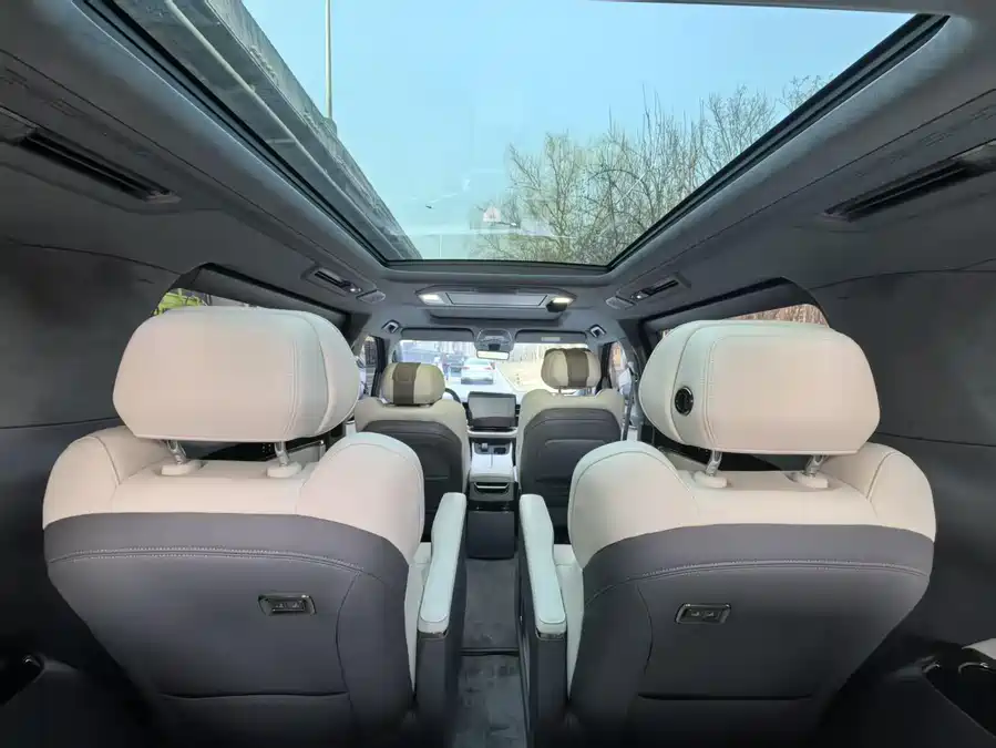 900x675_0_q87_c42_autohomecar__ChxpVmmv1s2Af6nDAAJohwdlPMY895.jpg.webp Used Zeekr 009 2024 seven-seat aisle version four-wheel drive 108kWh