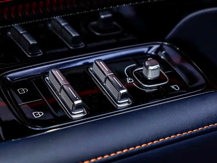900x675_0_q87_c42_autohomecar__ChxpVmmw4OiAWjlEAAFtIu-G6Zo352.jpg.webp Used Zeekr 9X 2025 Yao Black Edition 70kWh