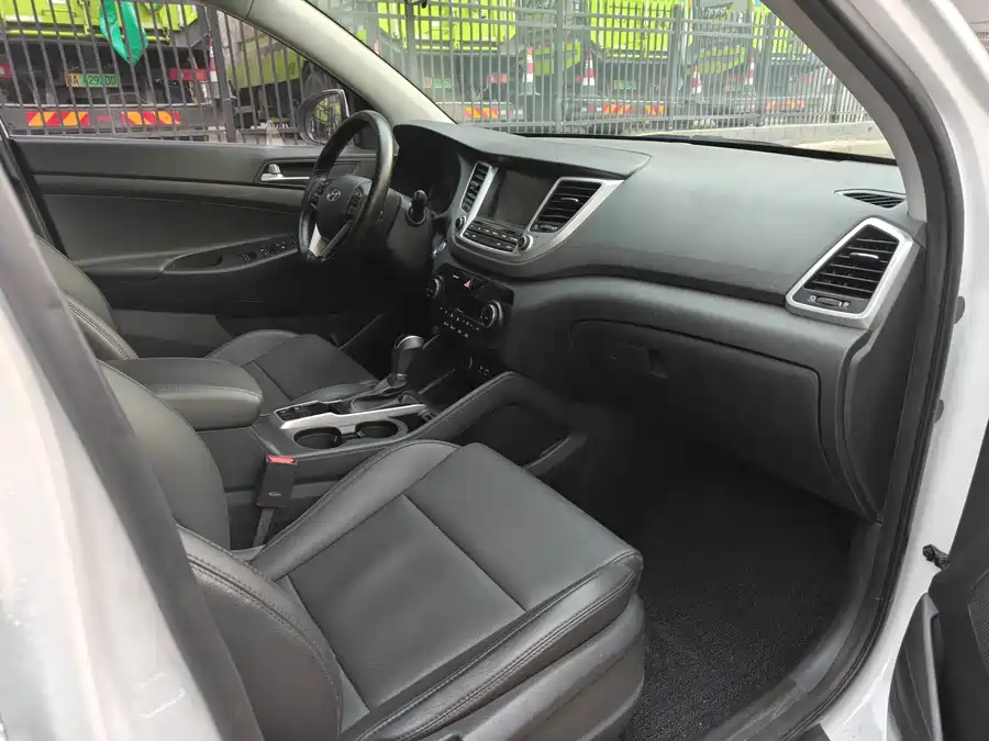 900x675_0_q87_c42_autohomecar__ChxpVmmwJy2Ab6mPAAWa31OV80o875.jpg.webp Used Hyundai Tucson 2015 1.6T dual-clutch two-wheel drive intelligent model