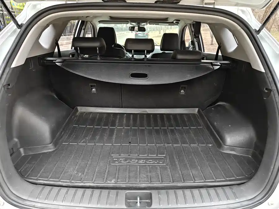 900x675_0_q87_c42_autohomecar__ChxpVmmwJyyACO3GAAc3GKJZJDQ886.jpg.webp Used Hyundai Tucson 2015 1.6T dual-clutch two-wheel drive intelligent model