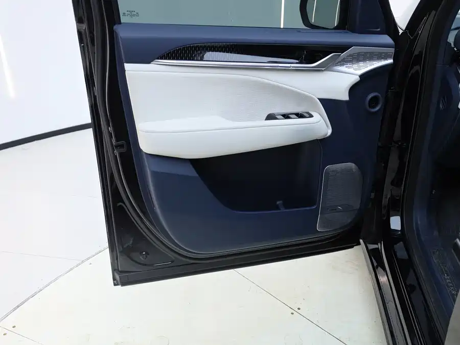 900x675_0_q87_c42_autohomecar__ChxpVmmwM4yAA00hAAZEMZx0A2o177.jpg.webp Used Zeekr 009 2024 seven-seat aisle version four-wheel drive 108kWh