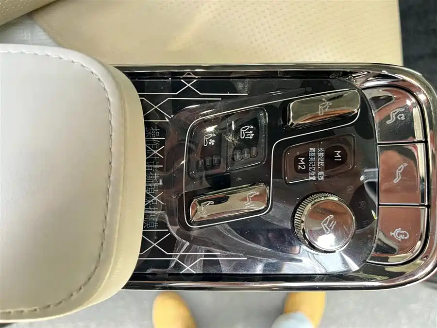 900x675_0_q87_c42_autohomecar__ChxpVmmydcKANn6GAAIcxBYAyHk222.jpg.webp Used Zeekr 009 2022 WE version
