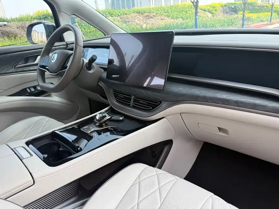 900x675_0_q87_c42_autohomecar__ChxpVmmzbLyAQIs3AAiqSd137Vo728.jpg.webp Used Denza D9 2022 DM-i 945 luxury model