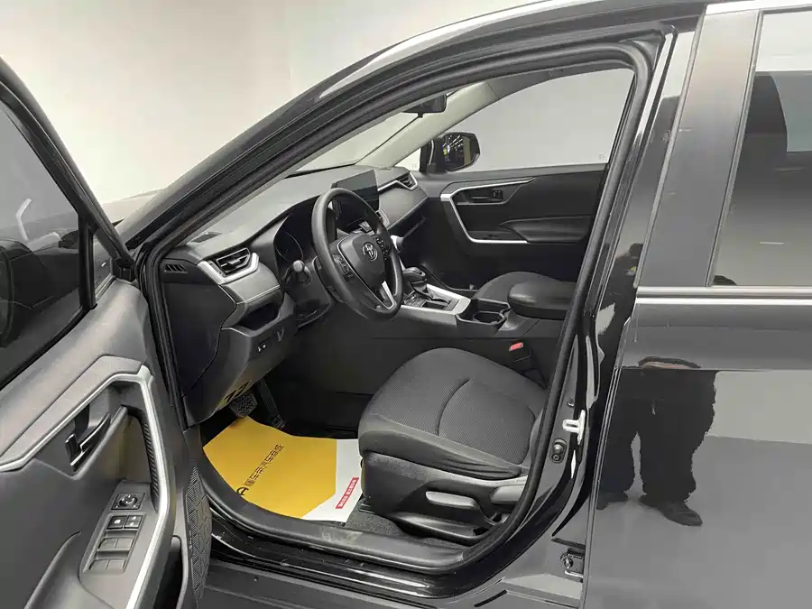 900x675_0_q87_c42_autohomecar__ChxpWGk27ruAa-wkAAS-Vo81AN4855.jpg.webp Used Toyota RAV4 Rongfang 2023 2.0L CVT two-wheel drive urban version