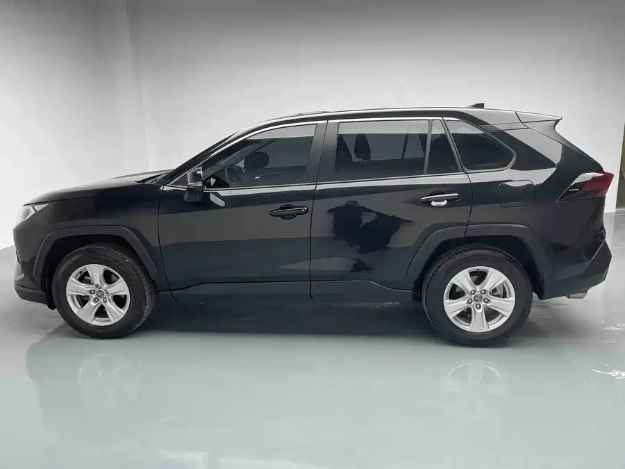 900x675_0_q87_c42_autohomecar__ChxpWGk27sKATBAKAALAmYvWIJk618.jpg.webp Used Toyota RAV4 Rongfang 2023 2.0L CVT two-wheel drive urban version