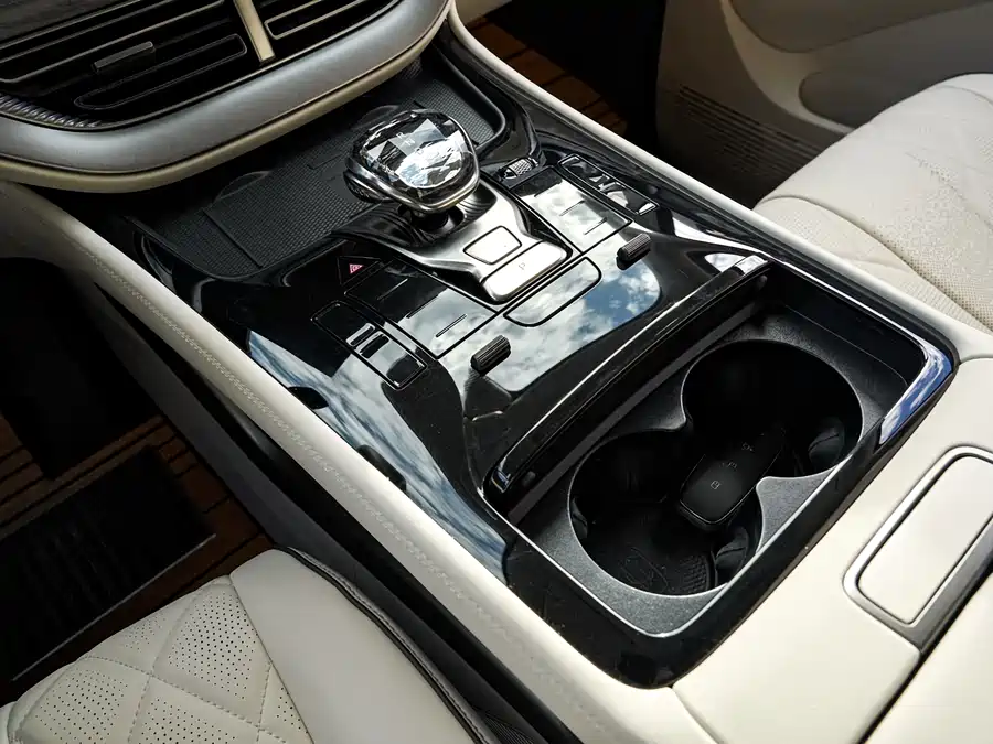 900x675_0_q87_c42_autohomecar__ChxpWGlM9YmAELo3AAiX18THCBo861.jpg.webp Used Denza D9 2024 DM-i 1050 Exclusive Type