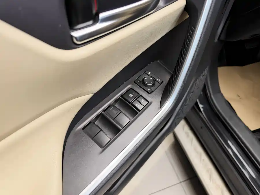 900x675_0_q87_c42_autohomecar__ChxpWGm40GqAZrhJAARNzwUp0SI509.jpg.webp Used Toyota RAV4 Rongfang 2020 2.0L CVT two-wheel drive fashion version