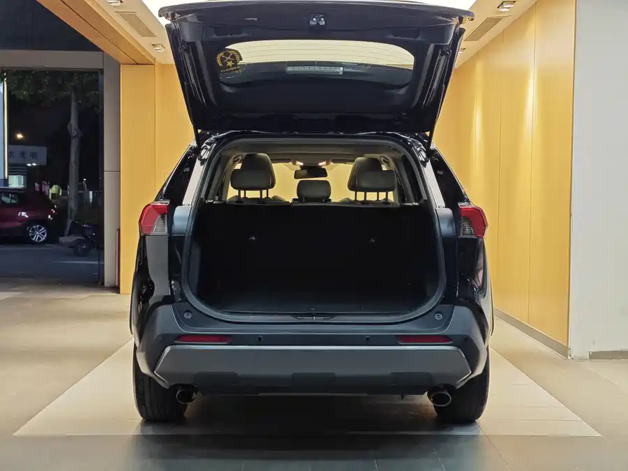 900x675_0_q87_c42_autohomecar__ChxpWGm40HaADY08AAOk8tT4_TY199.jpg.webp Used Toyota RAV4 Rongfang 2020 2.0L CVT two-wheel drive fashion version