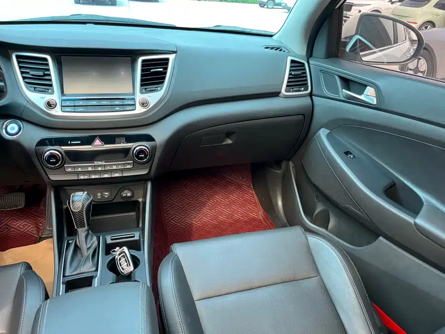 900x675_0_q87_c42_autohomecar__ChxpWGm6Q8mAOsUtAAqATkBaYSk429.jpg.webp Used Hyundai Tucson 2018 1.6T dual-clutch two-wheel drive 15th anniversary special edition