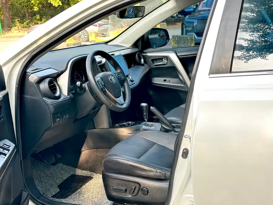 900x675_0_q87_c42_autohomecar__ChxpWGm6d6aAWo7hAAnUMAVgcWE180.jpg.webp Used Toyota RAV4 Rongfang 2016 2.0L CVT two-wheel drive smart version