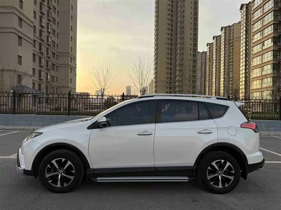 900x675_0_q87_c42_autohomecar__ChxpWGm6hgSAOsrXAAJwPBHfL-E814.jpg.webp Used Toyota RAV4 Rongfang 2016 2.0L CVT four-wheel drive cutting-edge version National V