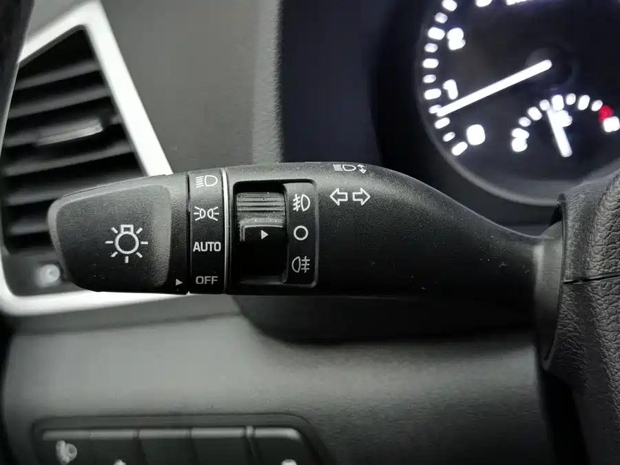 900x675_0_q87_c42_autohomecar__ChxpWGm7jk2AaDUpAAFwY1h8zrg761.jpg.webp Used Hyundai Tucson 2015 1.6T dual-clutch two-wheel drive intelligent model