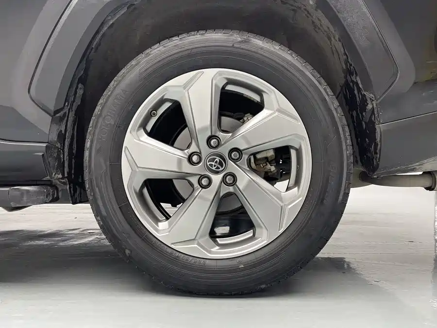 Used Toyota RAV4 Rongfang 2021 2.0L CVT two-wheel drive fashion version