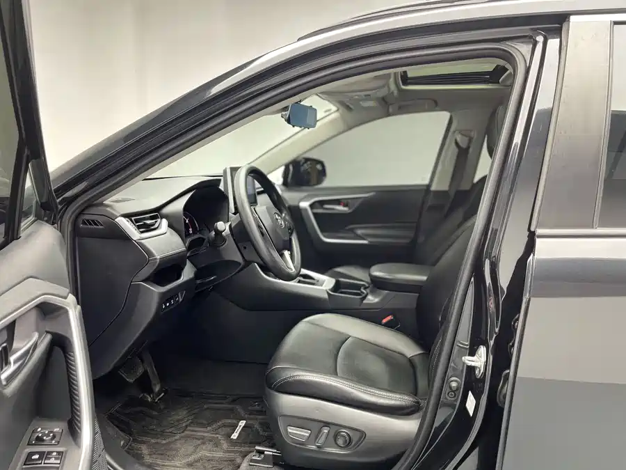 Used Toyota RAV4 Rongfang 2021 2.0L CVT two-wheel drive fashion version