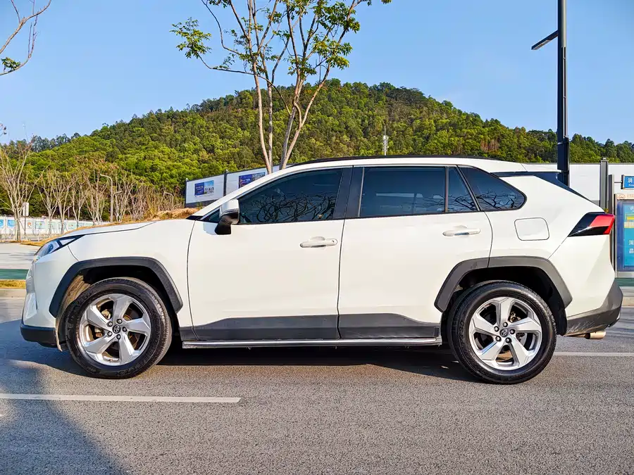 Used Toyota RAV4 Rongfang 2020 2.0L CVT two-wheel drive fashion version
