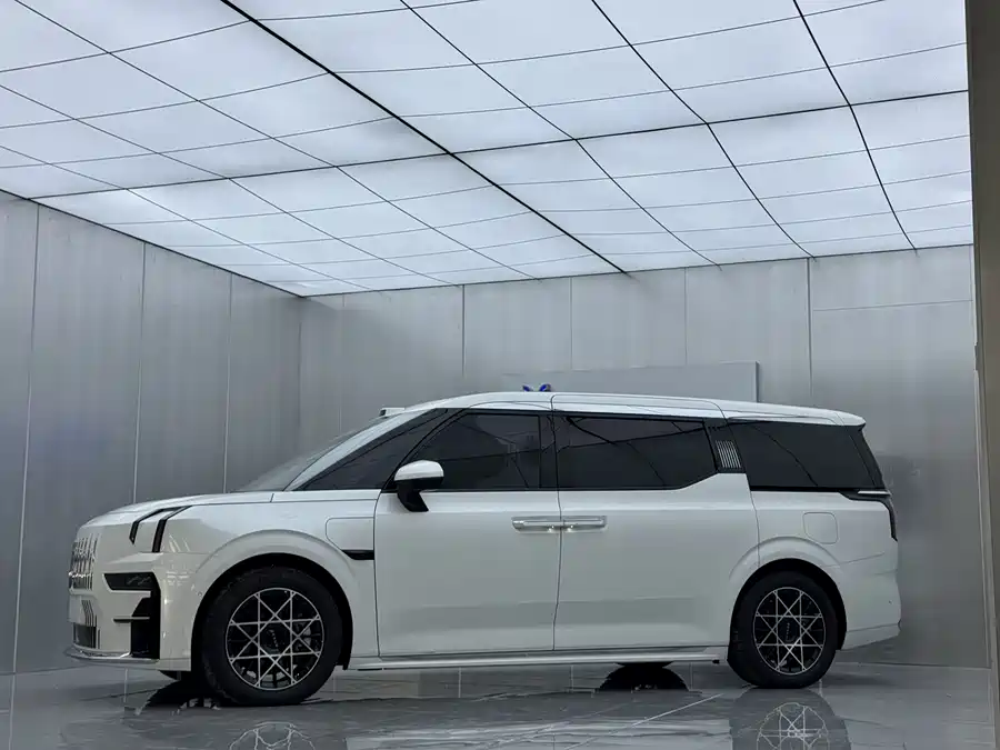 900x675_0_q87_c42_autohomecar__ChxpWGmJRtSADPBnAAQsEzFdHUc125.jpg.webp Used Zeekr 009 2024 seven-seat aisle version four-wheel drive 108kWh