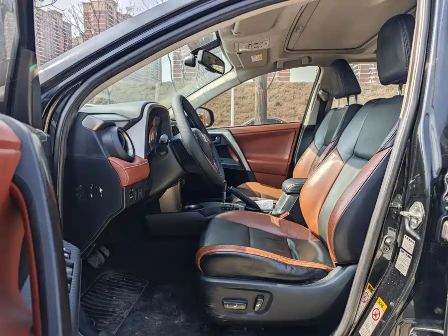 900x675_0_q87_c42_autohomecar__ChxpWGmJVsSAUkFiAAcOkaCSoUM784.jpg.webp Used Toyota RAV4 Rongfang 2015 2.5L automatic four-wheel drive elite version