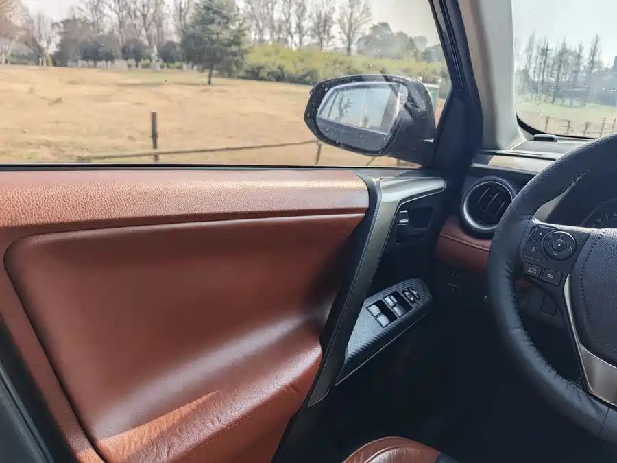 900x675_0_q87_c42_autohomecar__ChxpWGmJVsWAXGjsAAWkYsyXeQM297.jpg.webp Used Toyota RAV4 Rongfang 2015 2.5L automatic four-wheel drive elite version