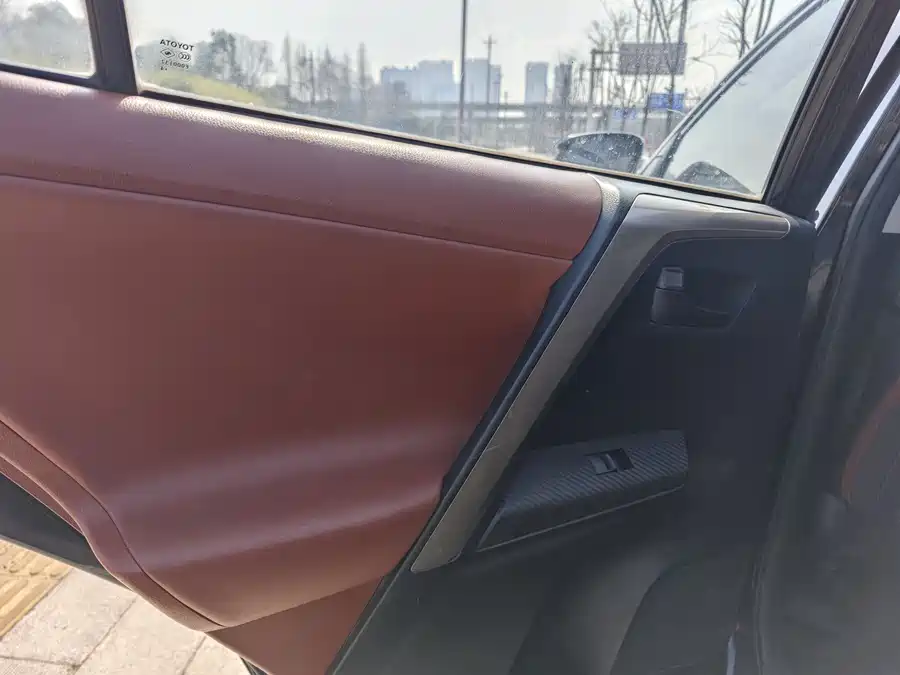 900x675_0_q87_c42_autohomecar__ChxpWGmJVsiAFz5PAAPM1iFlbXE039.jpg.webp Used Toyota RAV4 Rongfang 2015 2.5L automatic four-wheel drive elite version