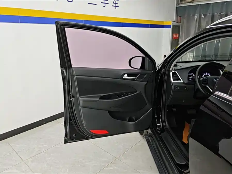 900x675_0_q87_c42_autohomecar__ChxpWGmhXHyAIXTMAAFy04psSUA839.jpg.webp Used Hyundai Tucson 2015 1.6T dual-clutch two-wheel drive intelligent model