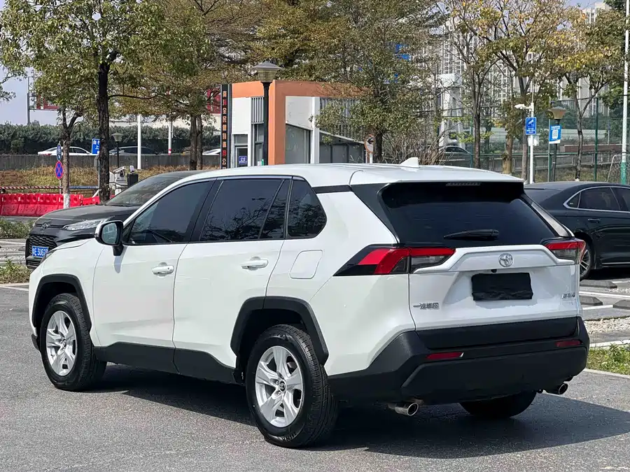 900x675_0_q87_c42_autohomecar__ChxpWGmjBliAAO1sAA6PEBtlUkU185.jpg.webp Used Toyota RAV4 Rongfang 2023 2.0L CVT two-wheel drive urban version