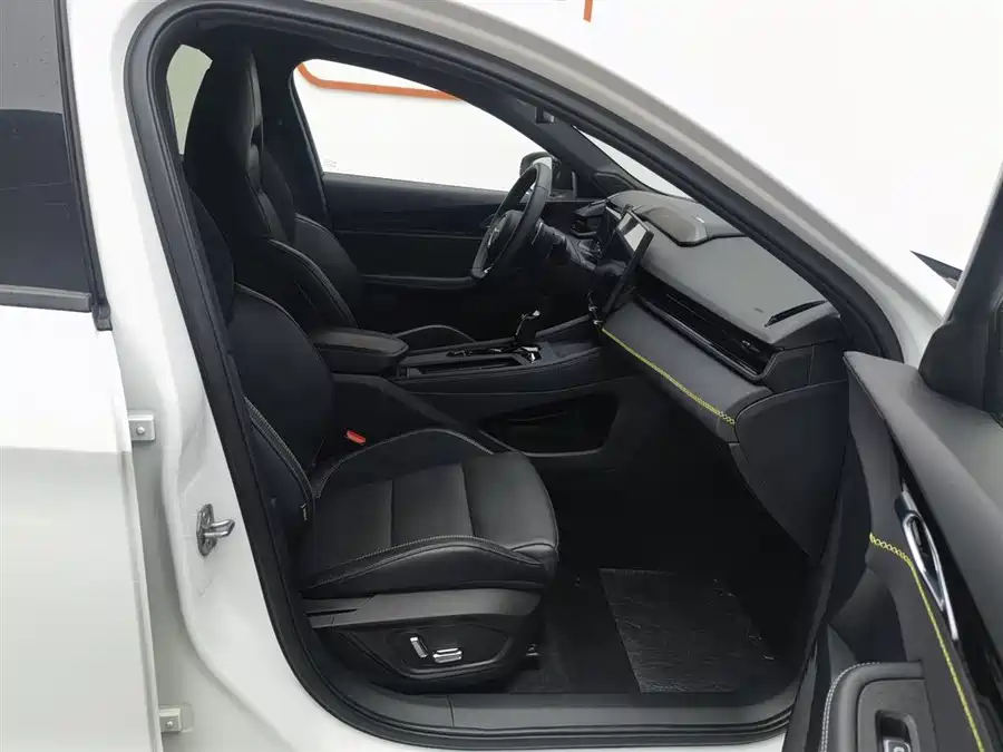 900x675_0_q87_c42_autohomecar__ChxpWGmmPFyASGJsAAFUP0RkleM194.jpg.webp Used Lynk & Co 03 2023 2.0TD DCT Pro