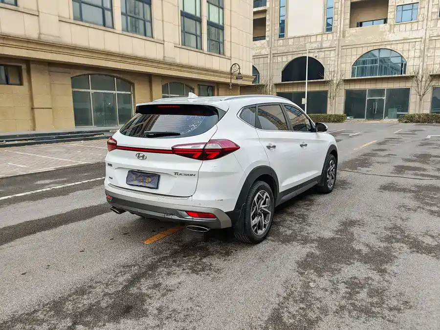 900x675_0_q87_c42_autohomecar__ChxpWGmmfqaAatOTAAokvqKwQ3I178.jpg.webp Used Hyundai Tucson 2019 280TGDi dual-clutch two-wheel drive smart connected version National V