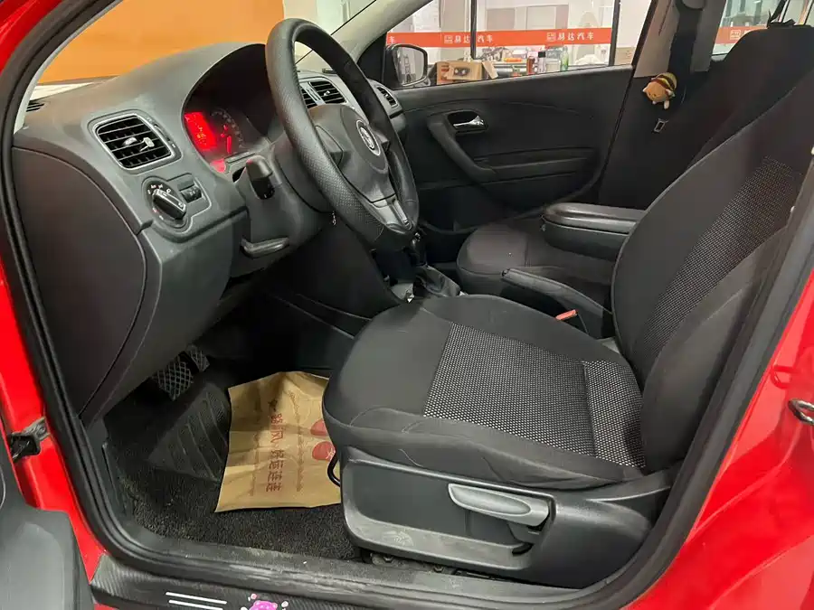 900x675_0_q87_c42_autohomecar__ChxpWGmoMD6AWdgaAAMfBq3_jss273.jpg.webp Used Volkswagen Polo 2013 1.6L automatic comfort version