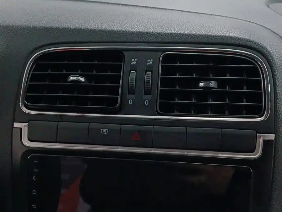 900x675_0_q87_c42_autohomecar__ChxpWGmoMEGAIkPwAAGXAeoCJEw430.jpg.webp Used Volkswagen Polo 2013 1.6L automatic comfort version