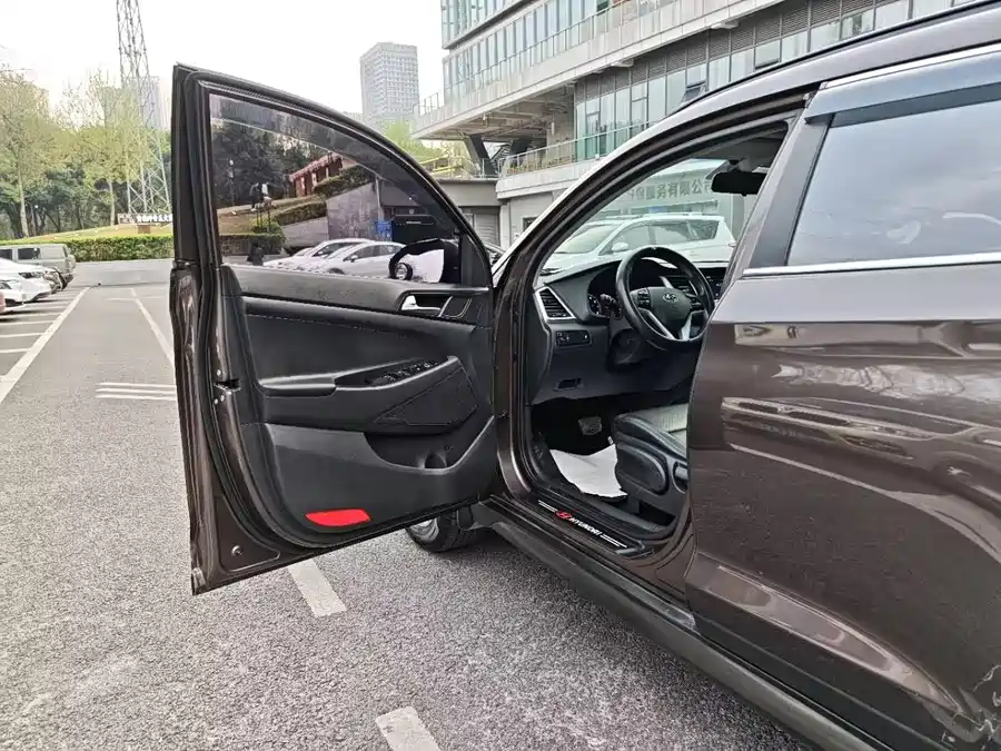 900x675_0_q87_c42_autohomecar__ChxpWGmpYi6ABDFLAAOTI0MJaWM798.jpg.webp Used Hyundai Tucson 2015 1.6T dual-clutch two-wheel drive intelligent model